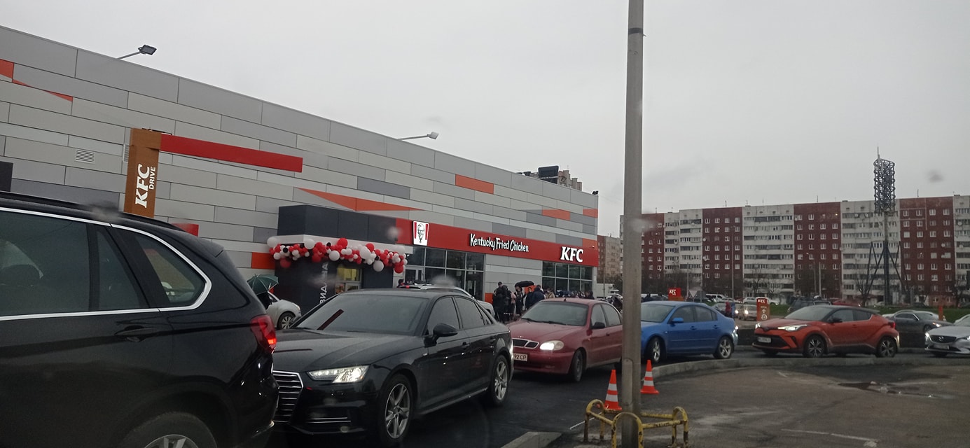 Черга до KFC на Сихові. Фото: Mariana Demianchuk
