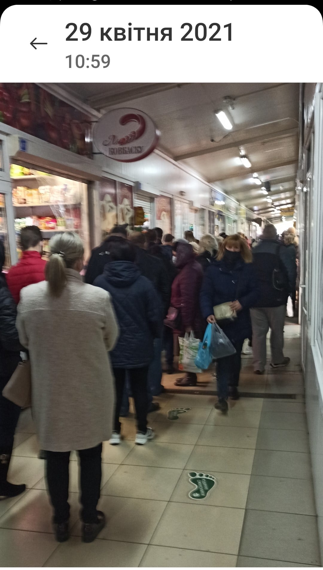 На Левандівці утворились довжелезні черги. Фото: Helga Dumka 