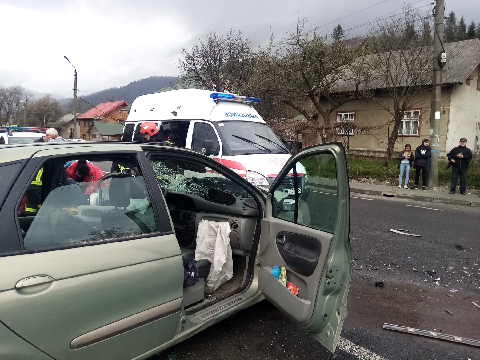 В ДТП біля Сколе постраждали троє дітей. Фото: Сколівський РВ ГУ ДСНС Львівської області 
