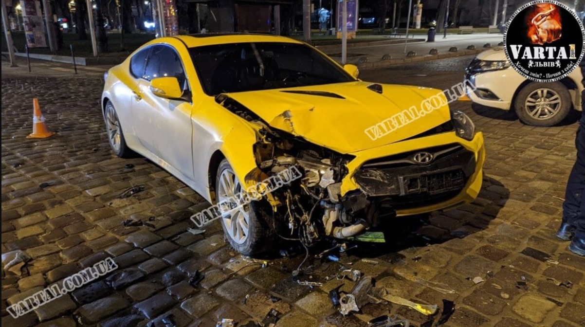 В центрі Львова п&rsquo;яний водій на спорткарі протаранив авто поліції (фото)