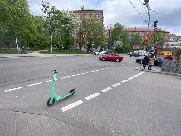 Як львів'яни знущаються над електросамокатами. Фото: Зручне місто