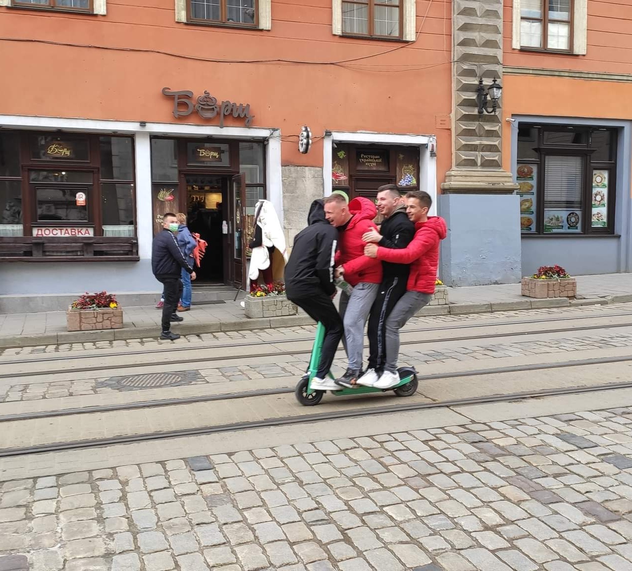 Як львів'яни знущаються над електросамокатами. Фото: Олексій Яров
