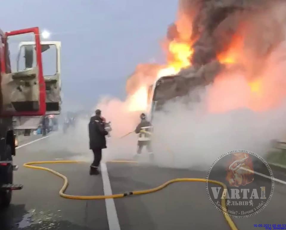 На Стрийщині під час руху загорівся рейсовий автобус з пасажирами. Фото: Варта1
