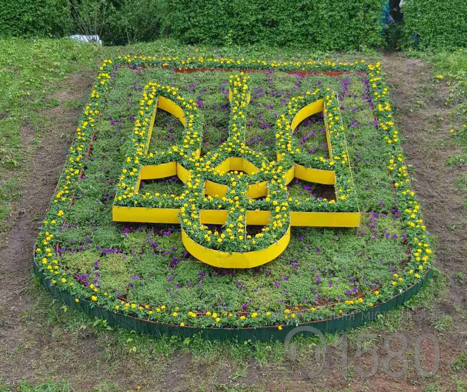 На Личаківській заквітчали патріотичну клумбу. Фото: Гаряча лінія міста Львова
