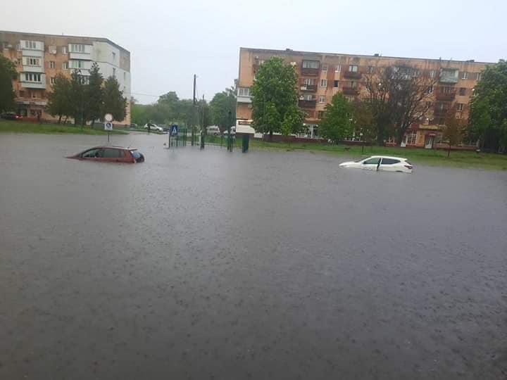 Через сильну зливу затопило Червоноград. Фото: Підслухано в Червонограді/Facebook
