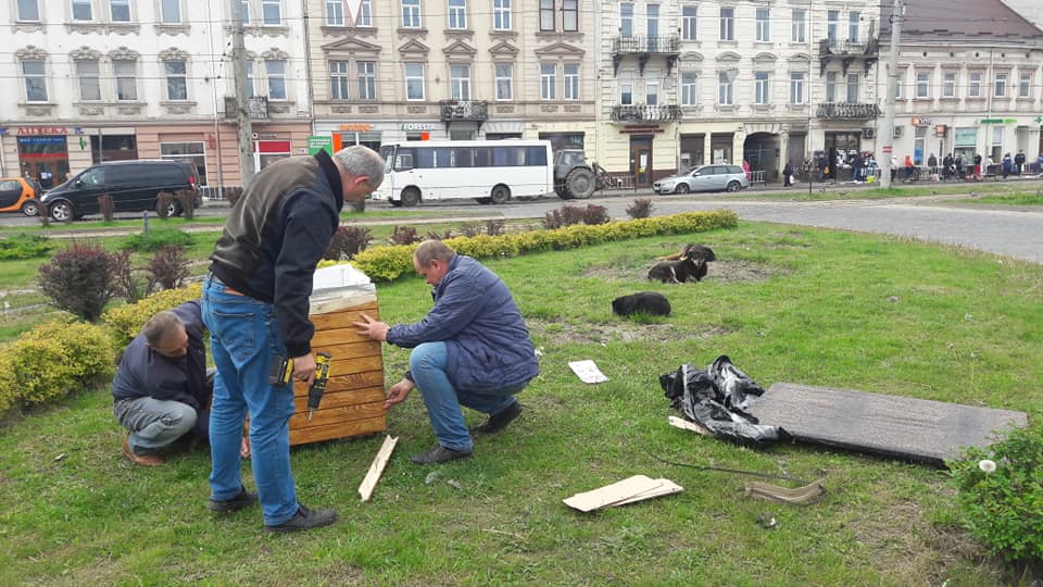 У Львові на квітнику встановили собачу будку. Фото: Оксана Кошак