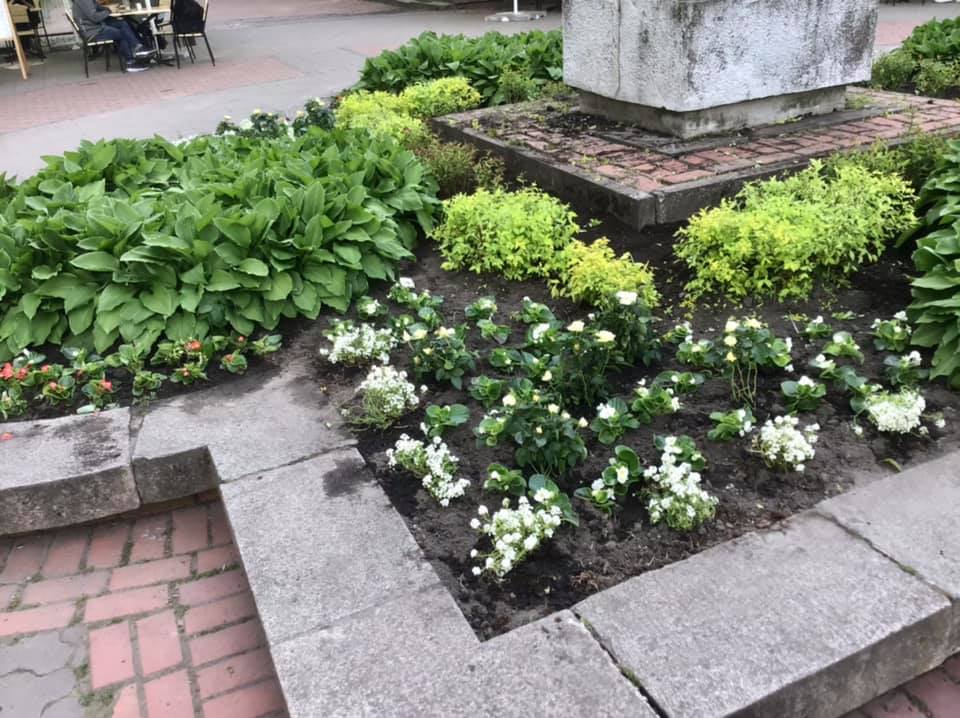 Біля входу до парку Франка заквітчали клумбу. Фото: Львів.Містобудування/Facebook