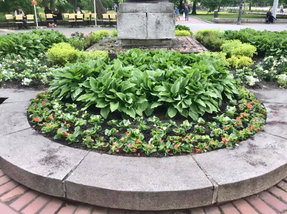 Біля входу до парку Франка заквітчали клумбу. Фото: Львів.Містобудування/Facebook