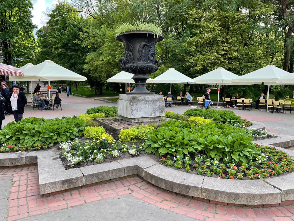Біля входу до парку Франка заквітчали клумбу. Фото: Львів.Містобудування/Facebook