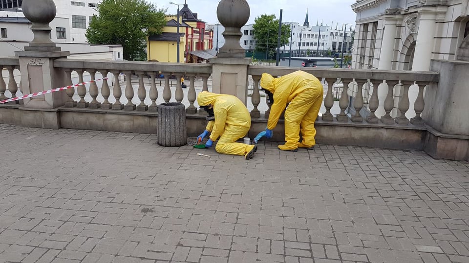 На Головному вокзалі у Львові помітили людей у скафандрах. Фото: ГУ ДСНС