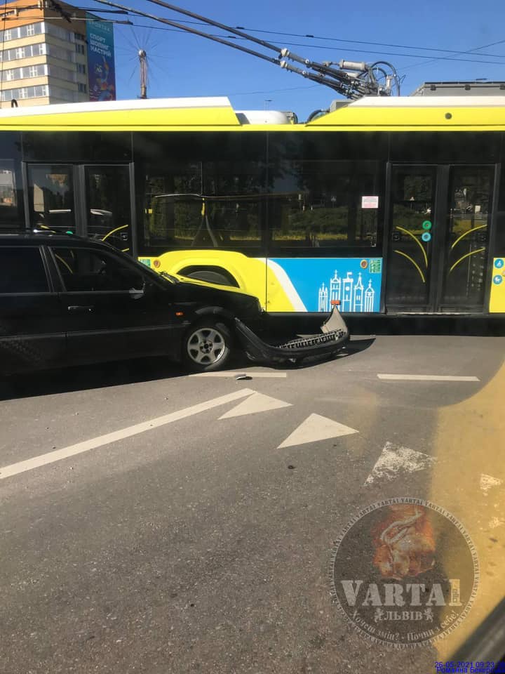 У Львові авто протаранило тролейбус. Фото: Ігор Зінкевич