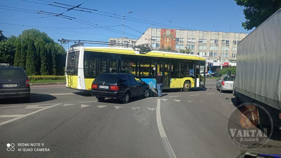 У Львові авто протаранило тролейбус. Фото: Ігор Зінкевич