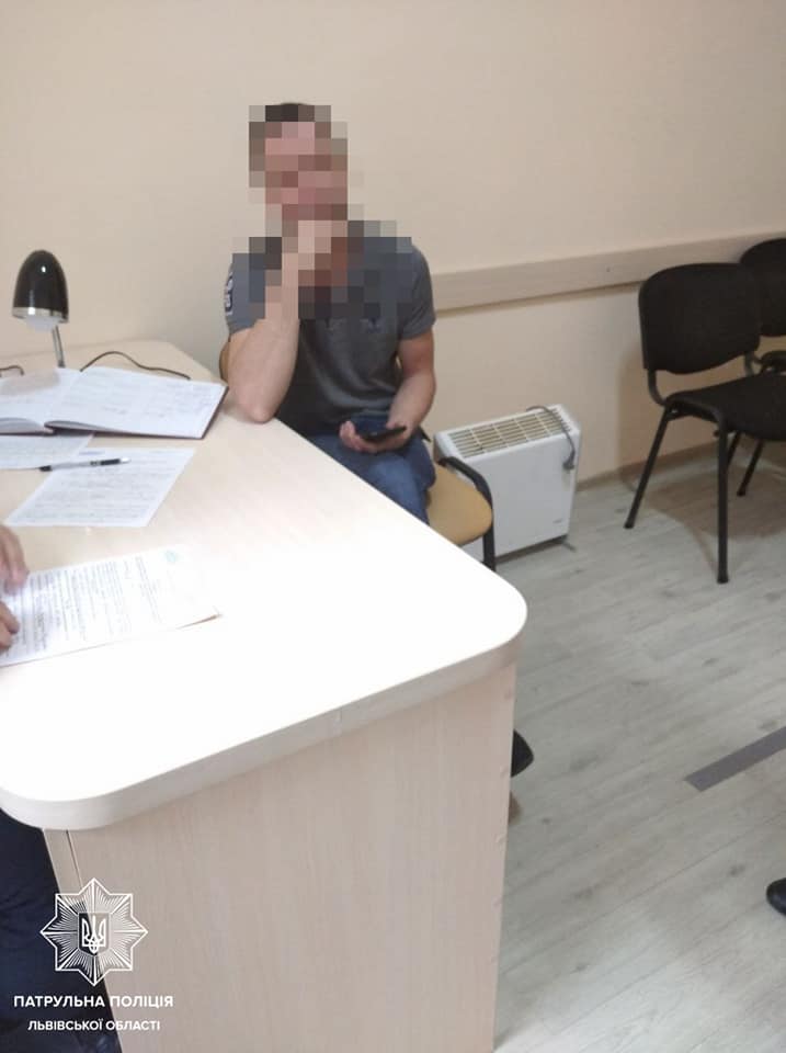 Патрульні затримали винуватця ДТП на пішохідному переході у Львові. Фото поліції