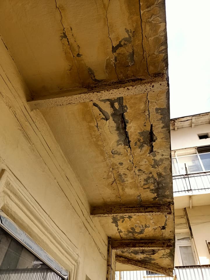 В центрі Львова на шматки розпадається аварійний балкон. Фото: Albert Szachajew 