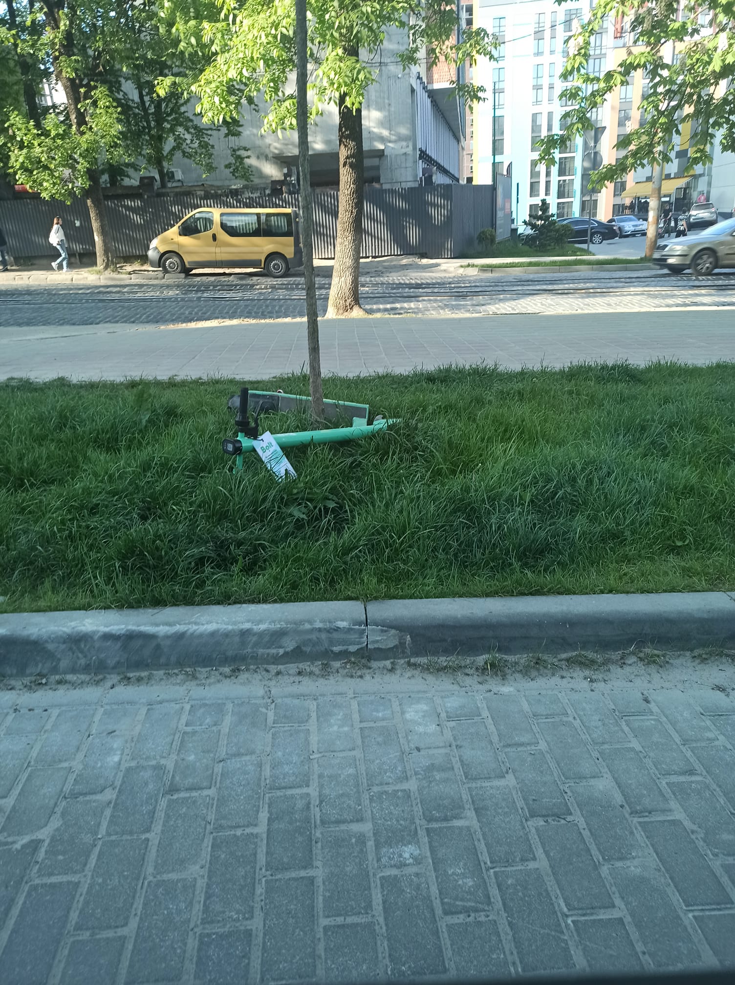 Як львів'яни знущаються над електросамокатами. Фото: Юрій Романчук