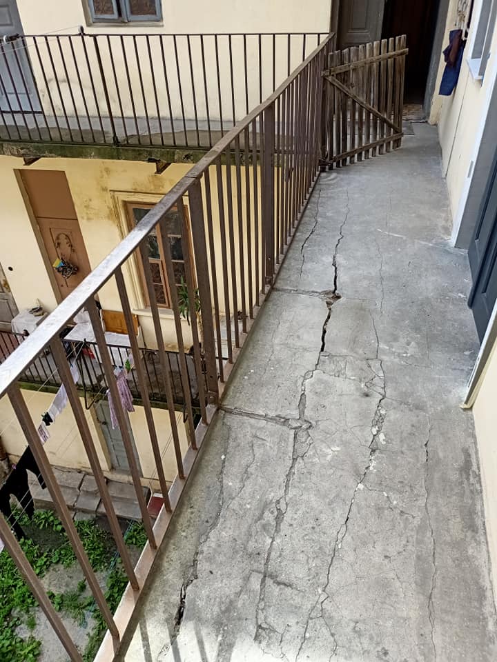 В центрі Львова на шматки розпадається аварійний балкон. Фото: Albert Szachajew 