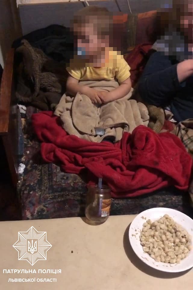 У Винниках склали протокол на 19-річну матір двох дітей. Фото поліції