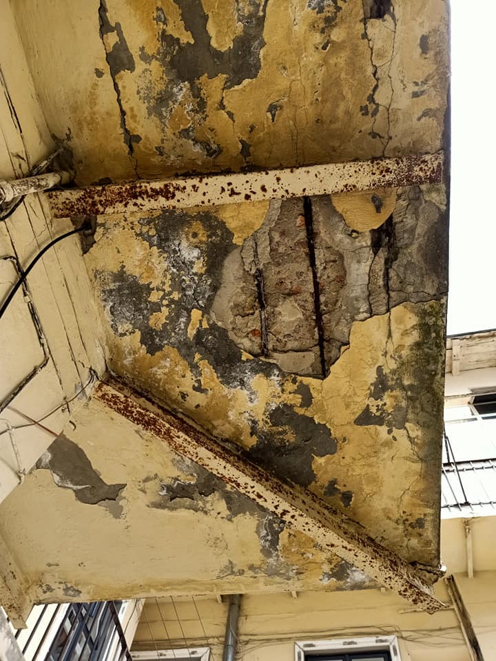 В центрі Львова на шматки розпадається аварійний балкон. Фото: Albert Szachajew 