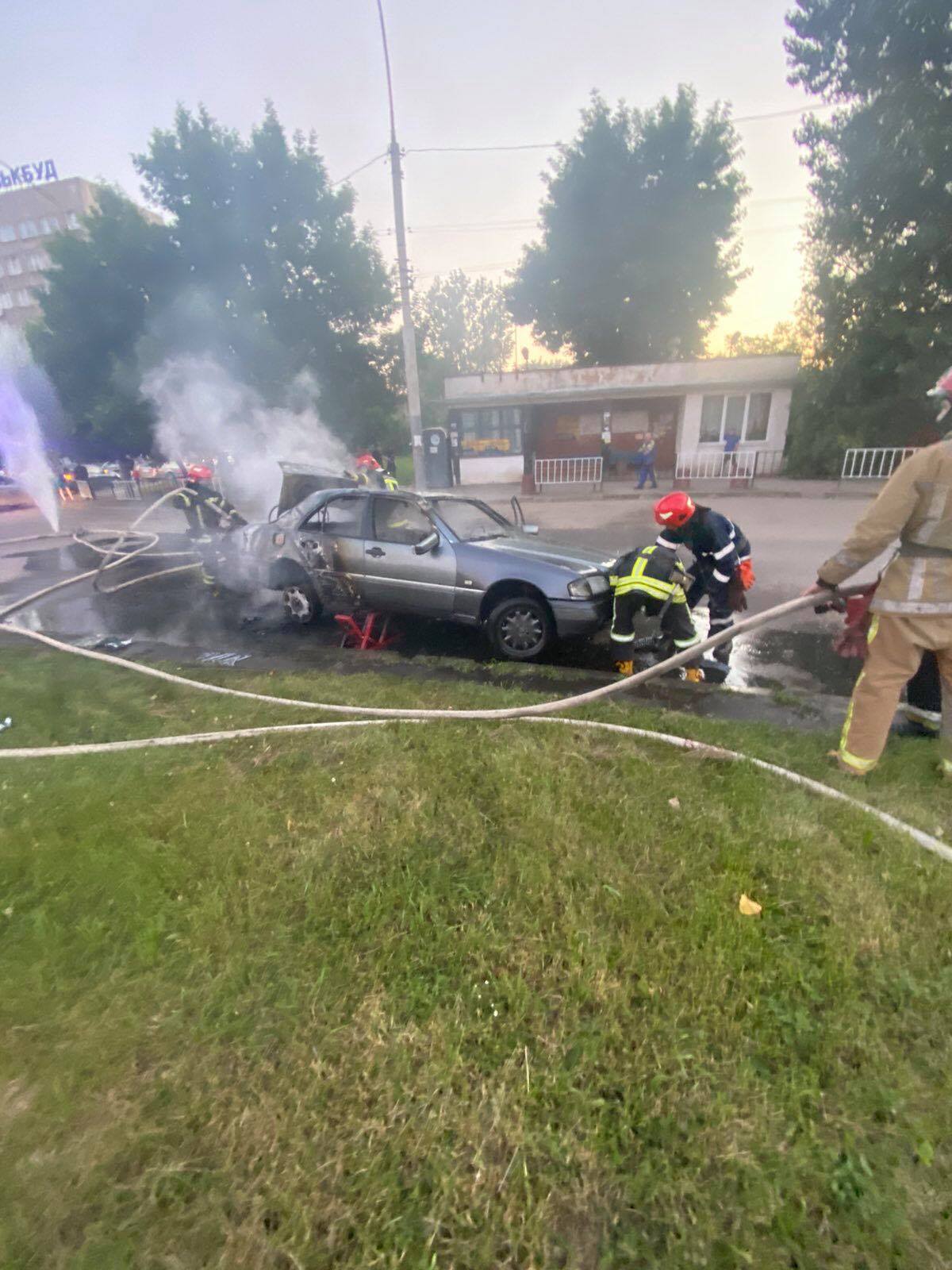 На Зеленій горів автомобіль. Фото: ГУ ДСНС