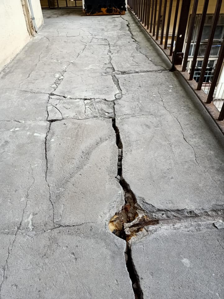 В центрі Львова на шматки розпадається аварійний балкон. Фото: Albert Szachajew 