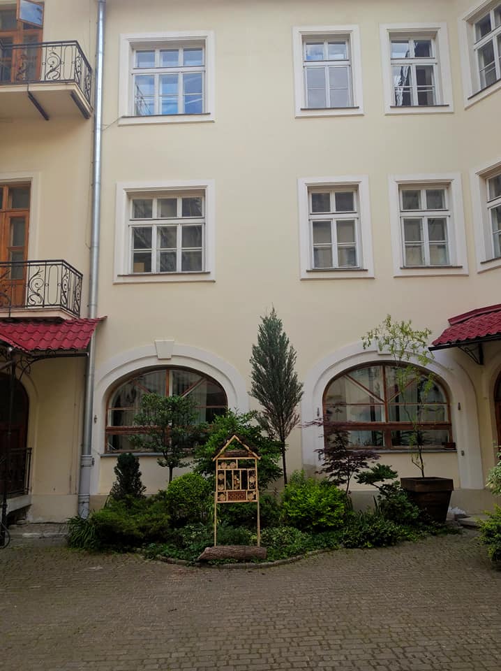 У центрі міста з'явився будиночок для комах. Фото: Сергій Глотов