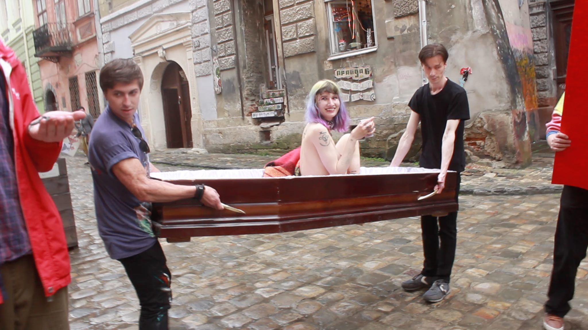 Навіщо львівськими вулицями носили в труні голу дівчину. Фото: Галерея Гангрена/Facebook