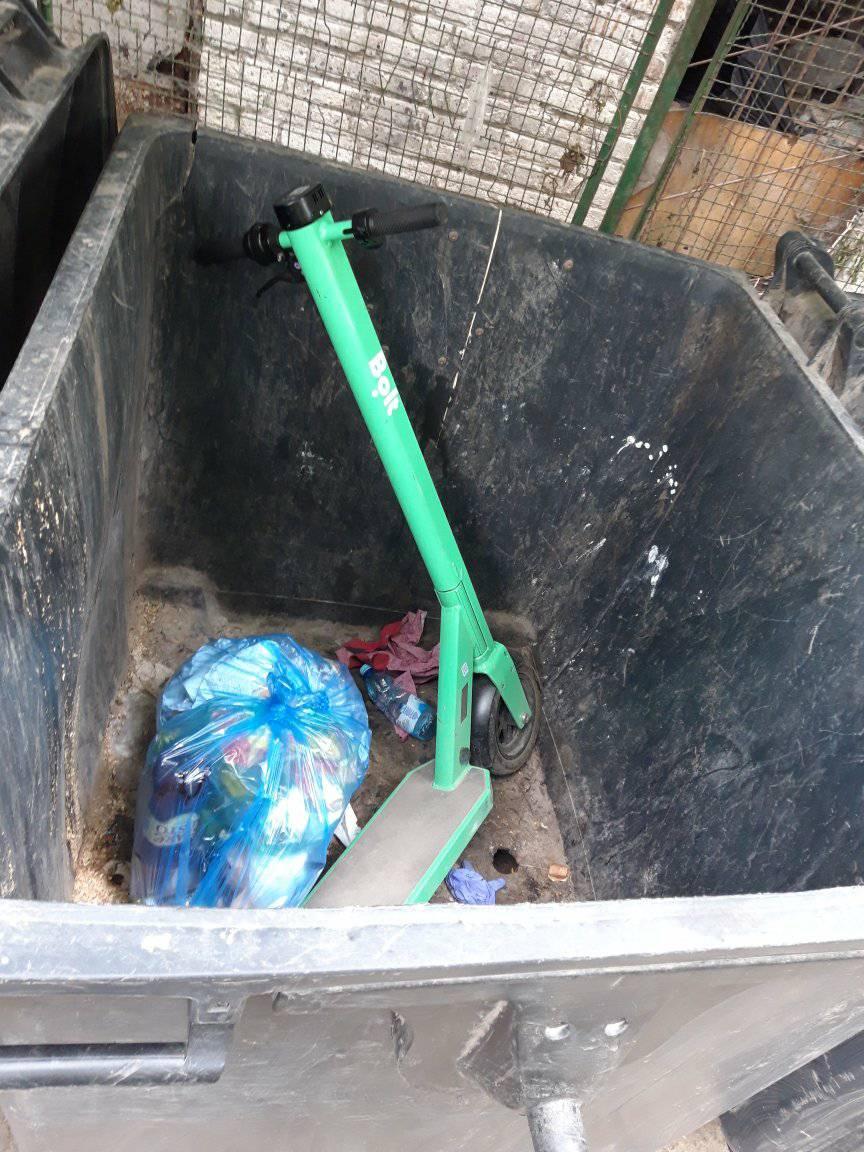 Як у Львові збиткуються над прокатними електросамокатами. Фото: Таня Урбан