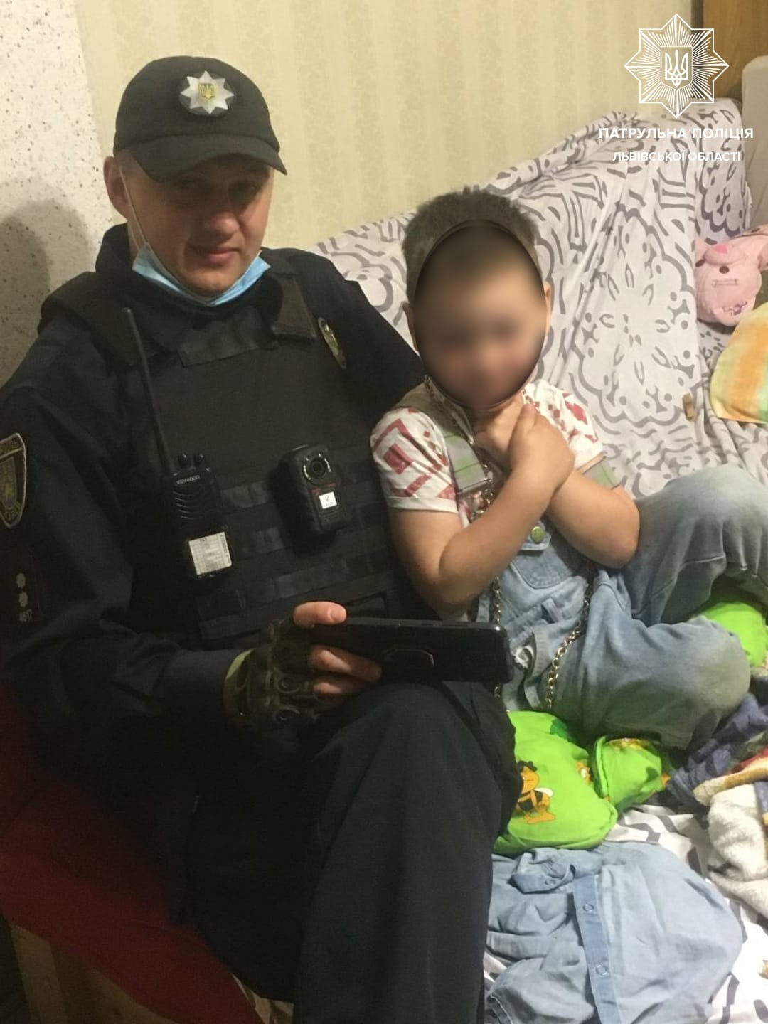 У двері львів'ян серед ночі постукала трирічна дитина. Фото поліції