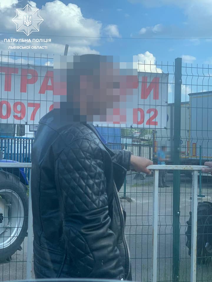 П'яний мотоцикліст намагався відкупитись від патрульних. Фото поліції 