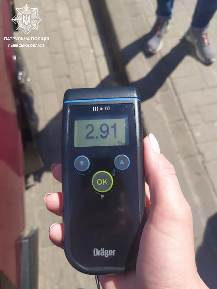Львівські патрульні двічі за день зупинили п'яну 43-річну водійку. Фото поліції