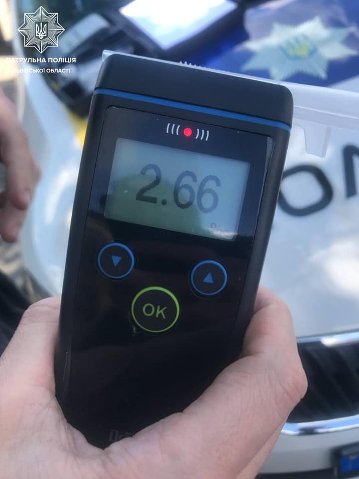 Львівські патрульні двічі за день зупинили п'яну 43-річну водійку. Фото поліції