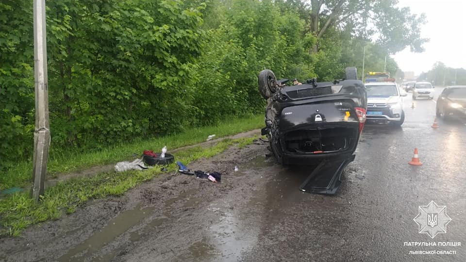 На Шевченка автомобіль влетів у стовп і перекинувся на дах. Фото поліції