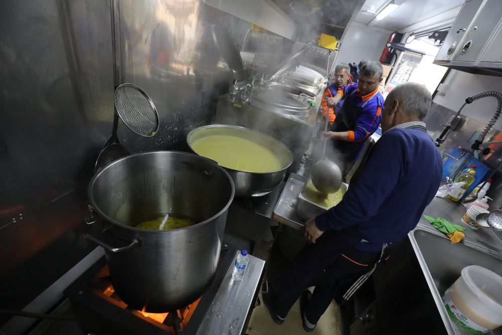 У Львові турецькі кухарі безкоштовно готують їжу для переселенців