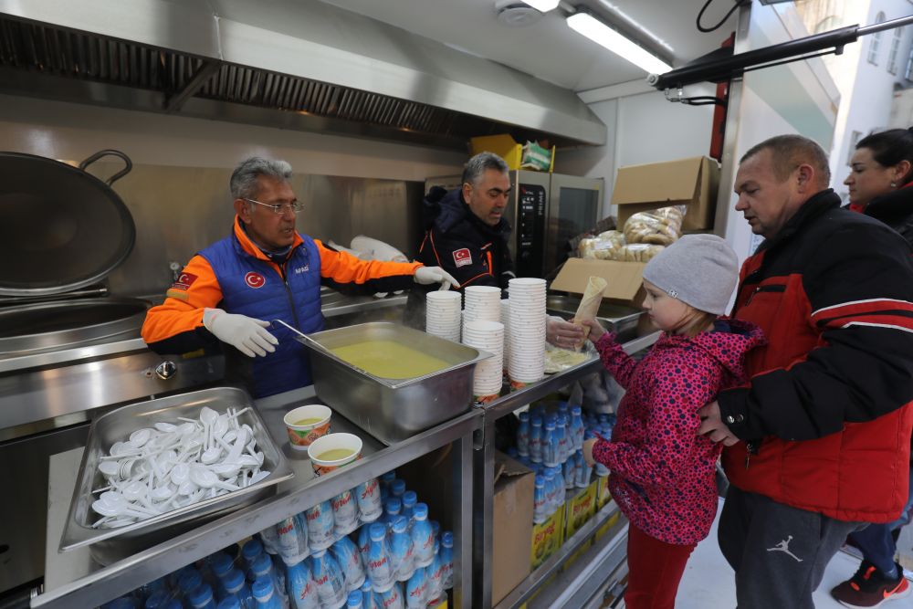 У Львові турецькі кухарі безкоштовно готують їжу для переселенців