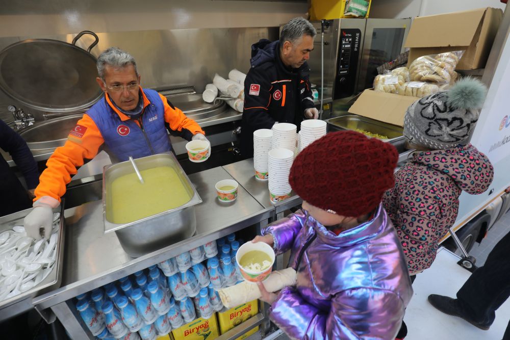 У Львові турецькі кухарі безкоштовно готують їжу для переселенців