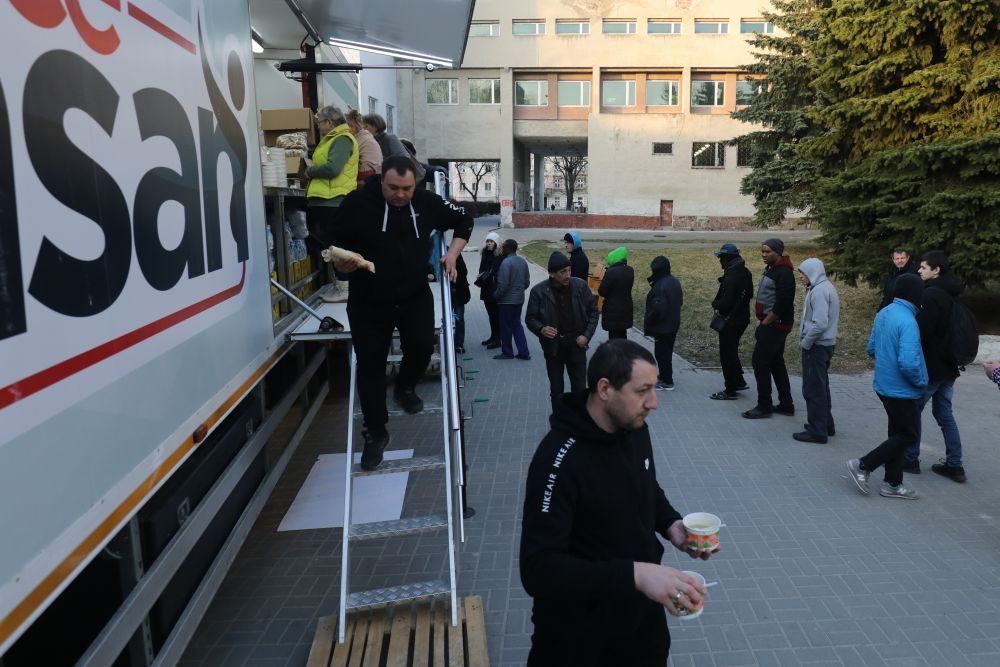 У Львові турецькі кухарі безкоштовно готують їжу для переселенців