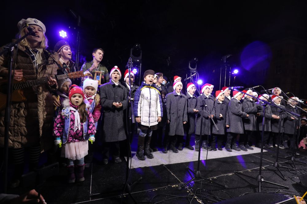 У Львові засвітили головну новорічну ялинку