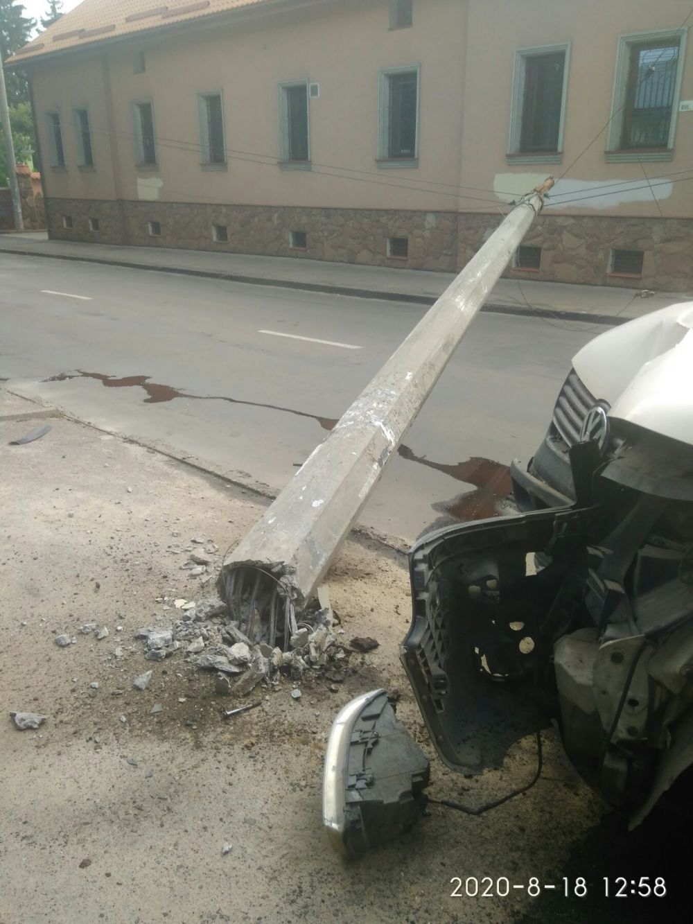 «Volkswagen» завалив опору контактної мережі. Фото: ЛМР