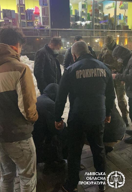З'явилися фото затримання львівського чиновника з хабарем. Фото прокуратури