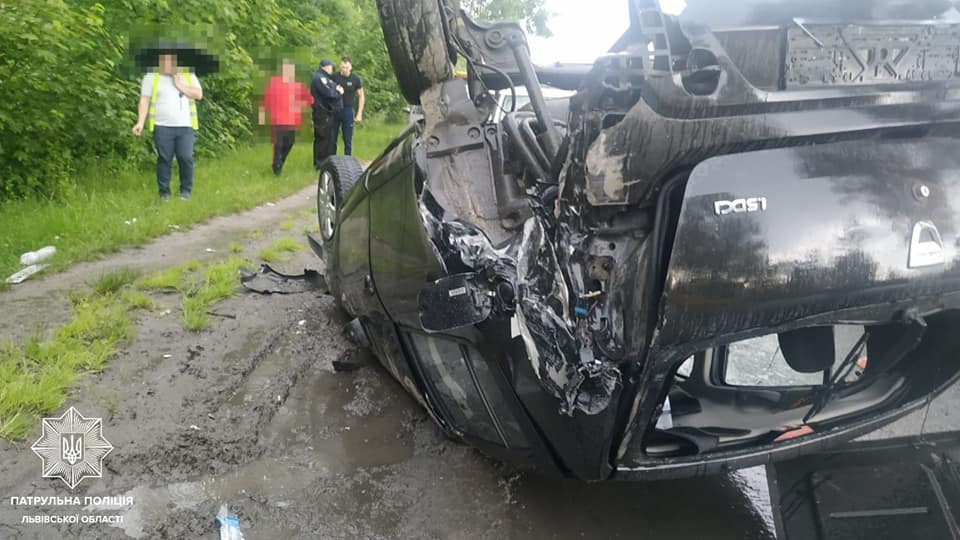 На Шевченка автомобіль влетів у стовп і перекинувся на дах. Фото поліції