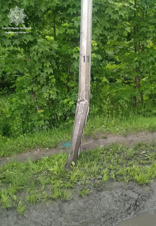 На Шевченка автомобіль влетів у стовп і перекинувся на дах. Фото поліції