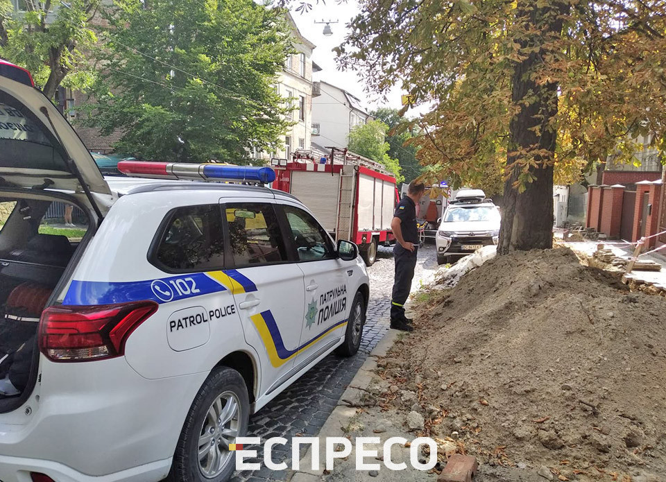 У Львові чоловік впав у траншею. Фото: Еспресо.Захід
