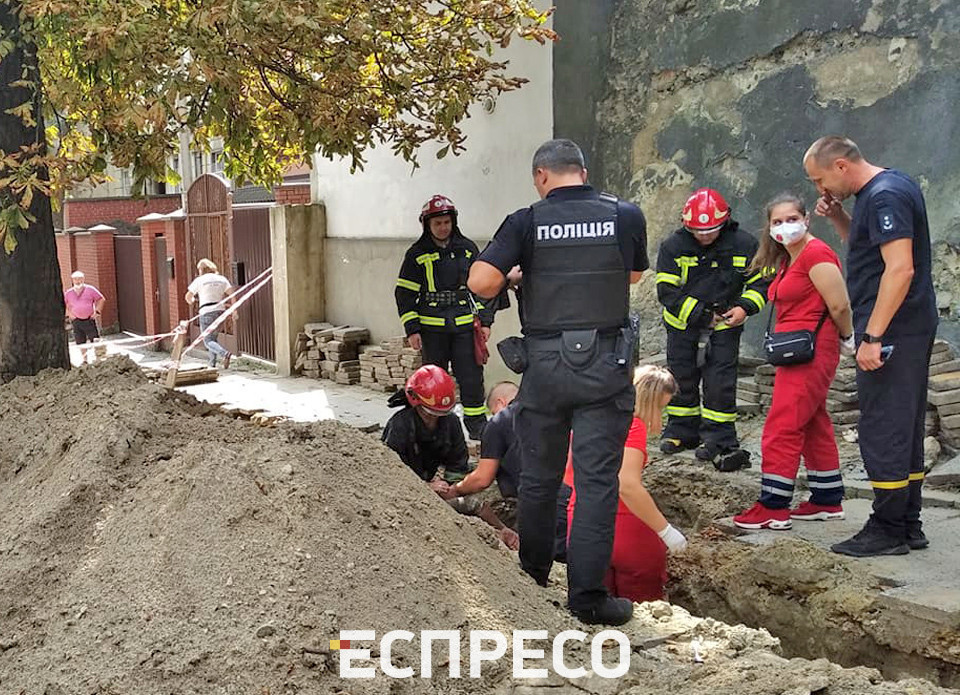 У Львові чоловік впав у траншею. Фото: Еспресо.Захід