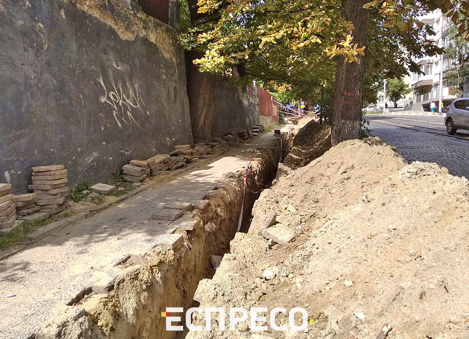 У Львові чоловік впав у траншею. Фото: Еспресо.Захід