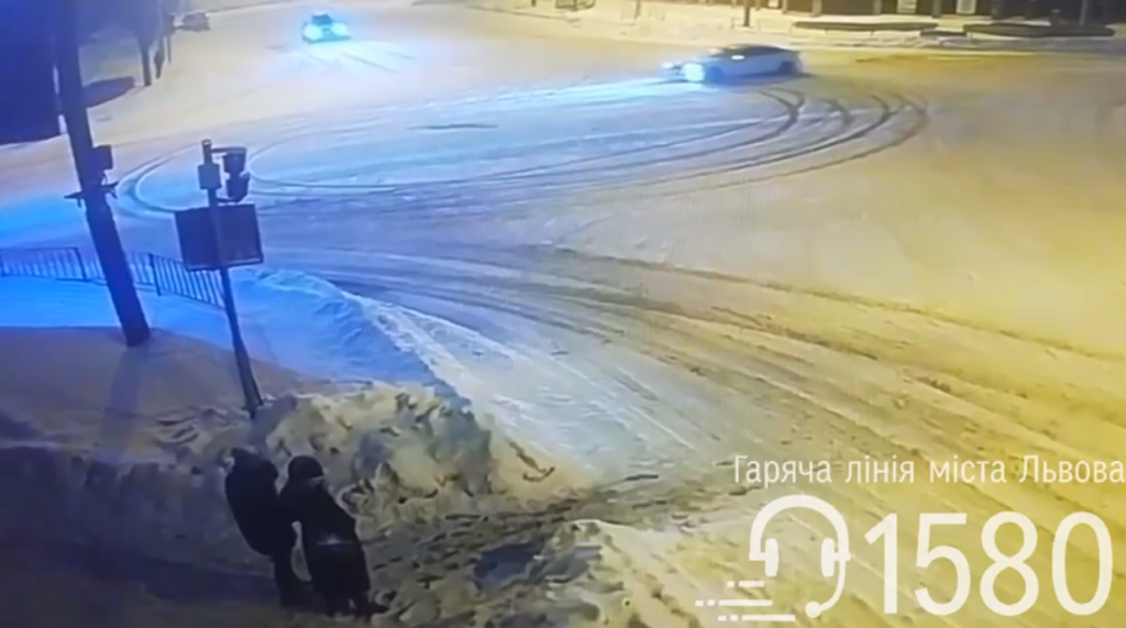 У мережу виклали відео з перехрестя, від якого холоне кров. Скріншот з відео