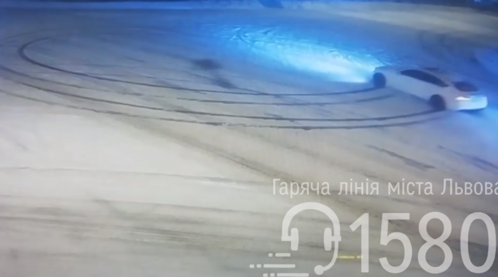 У мережу виклали відео з перехрестя, від якого холоне кров. Скріншот з відео