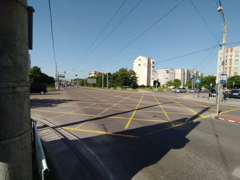 На львівському перехресті з'явилась незвичайна розмітка. Фото: Зручне місто