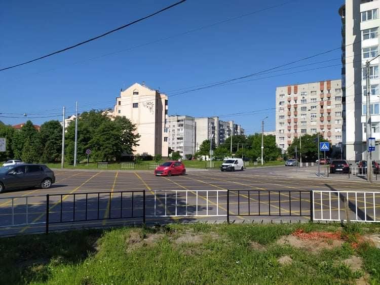 На львівському перехресті з'явилась незвичайна розмітка. Фото: Зручне місто
