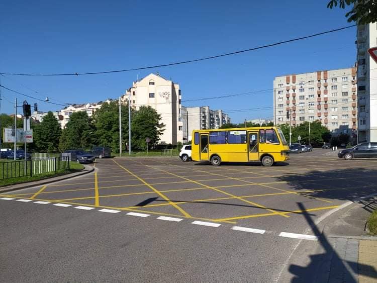 На львівському перехресті з'явилась незвичайна розмітка. Фото: Зручне місто