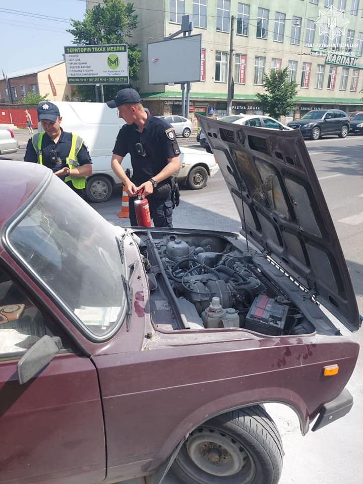 На Сихові горіли два автомобілі. Фото поліції